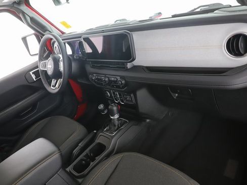 Used 2025 Jeep Wrangler Unlimited Sahara image 28