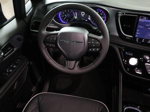 New 2026 Chrysler Pacifica Limited w/ S Appearance Package image 16