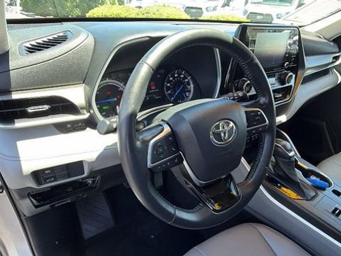 Used 2021 Toyota Highlander XLE AWD/4WD image 32
