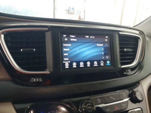Used 2019 Chrysler Pacifica Touring-L FWD image 21