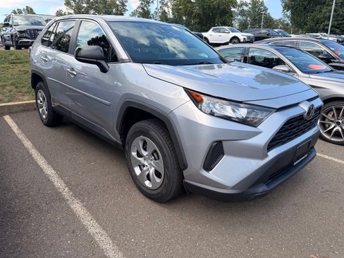 Used 2022 Toyota RAV4 LE AWD/4WD image 2