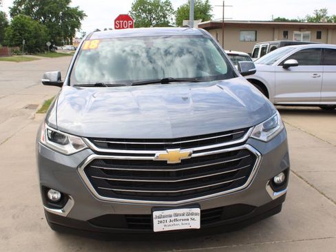 Used 2018 Chevrolet Traverse LT FWD image 2