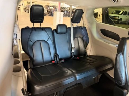 Used 2023 Chrysler Pacifica Touring-L FWD image 26