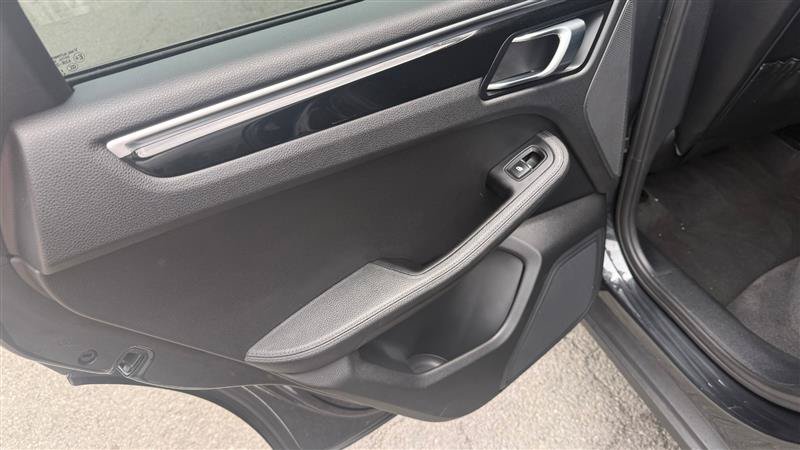 Used 2018 Porsche Macan AWD/4WD image 18