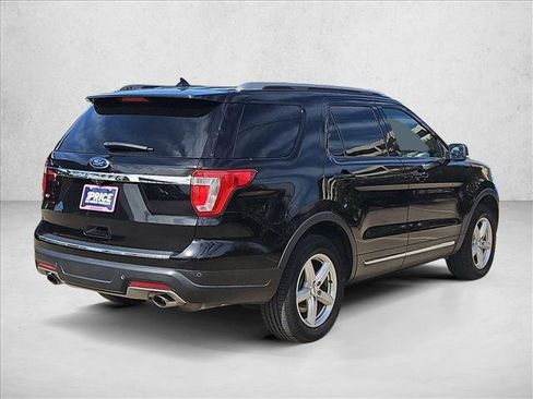 Used 2018 Ford Explorer XLT w/ Equipment Group 201A image 5