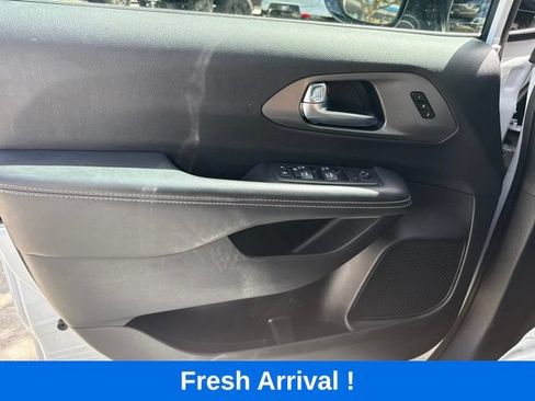 Used 2025 Chrysler Pacifica Select FWD image 12