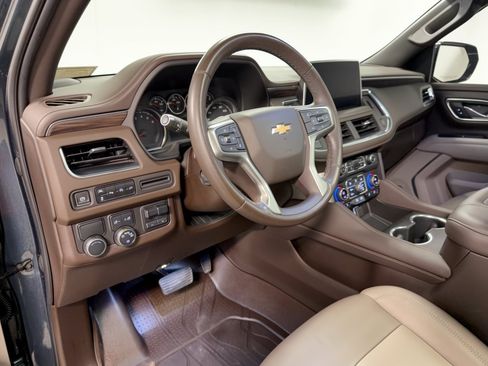 Used 2021 Chevrolet Tahoe LT w/ LT Signature Package RWD image 4