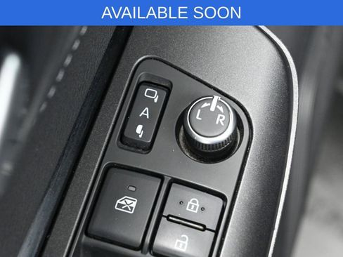 Used 2021 Toyota Venza LE w/ Carpet Mat Package (TMS) AWD/4WD image 12