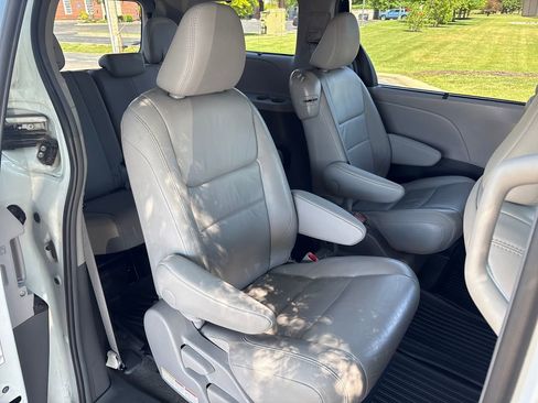 Used 2017 Toyota Sienna XLE Premium FWD image 40