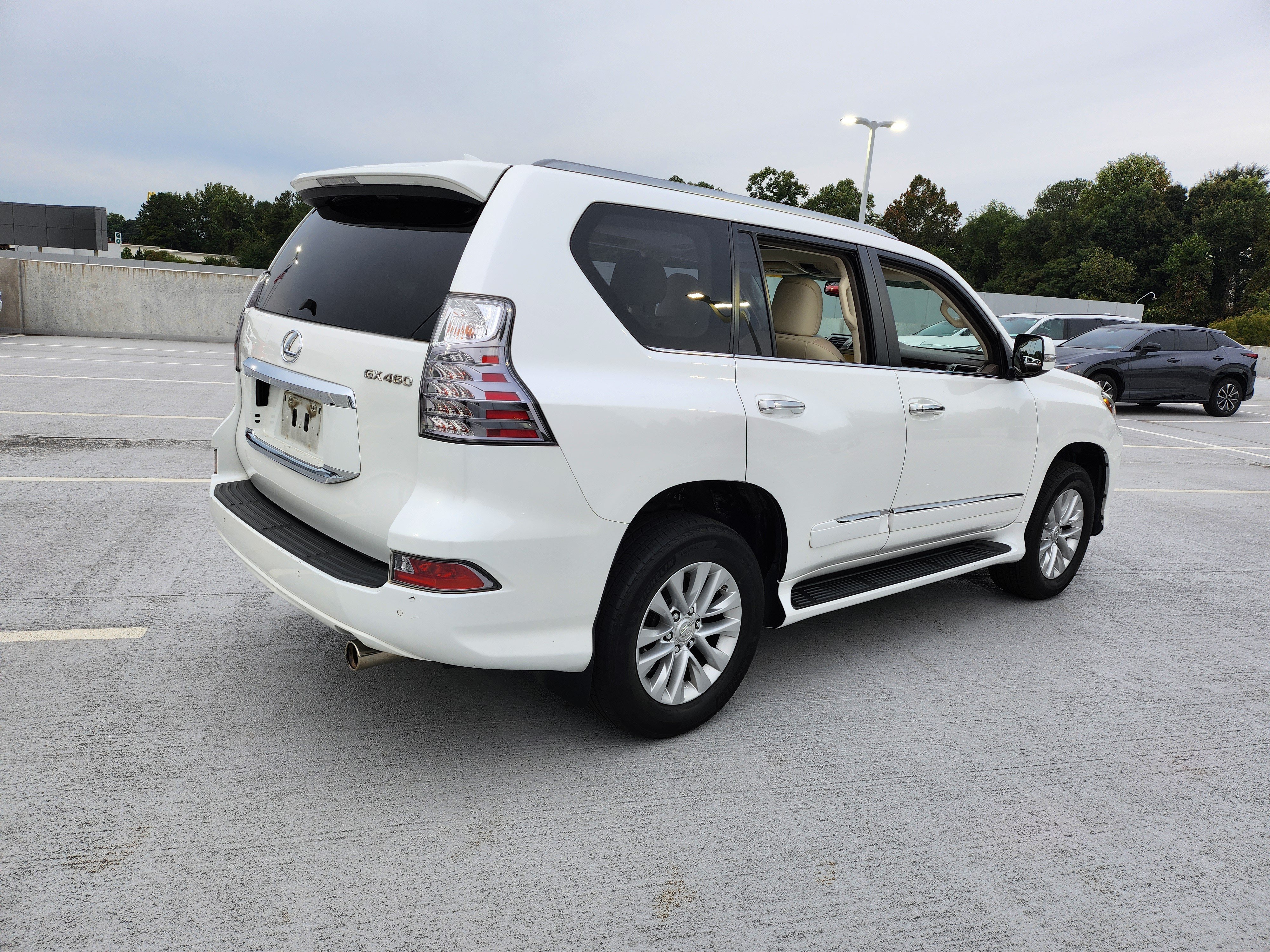 Used 2019 Lexus GX 460 Premium w/ Premium Package AWD/4WD image 4