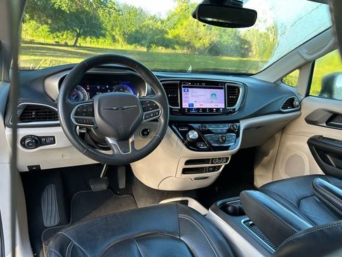 Used 2022 Chrysler Pacifica Touring-L image 12