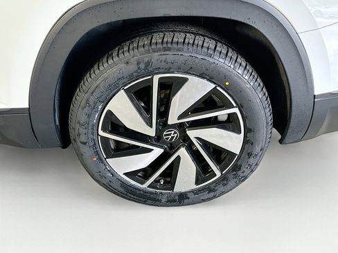 Used 2025 Volkswagen Atlas SE image 11