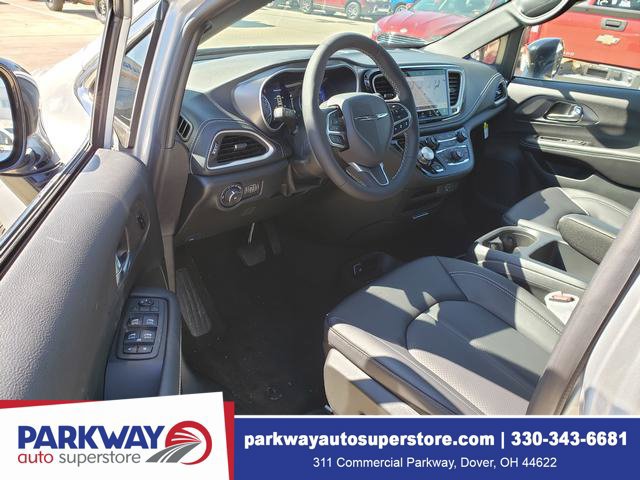 New 2026 Chrysler Pacifica Select AWD/4WD image 14