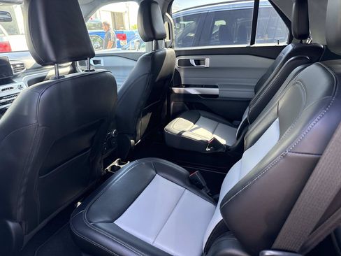 Used 2022 Ford Explorer XLT w/ Equipment Group 202A AWD/4WD image 7