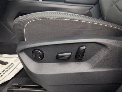 Used 2025 Volkswagen Atlas Cross Sport SE FWD image 14