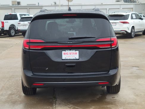 New 2026 Chrysler Pacifica Select w/ S Appearance Package image 6