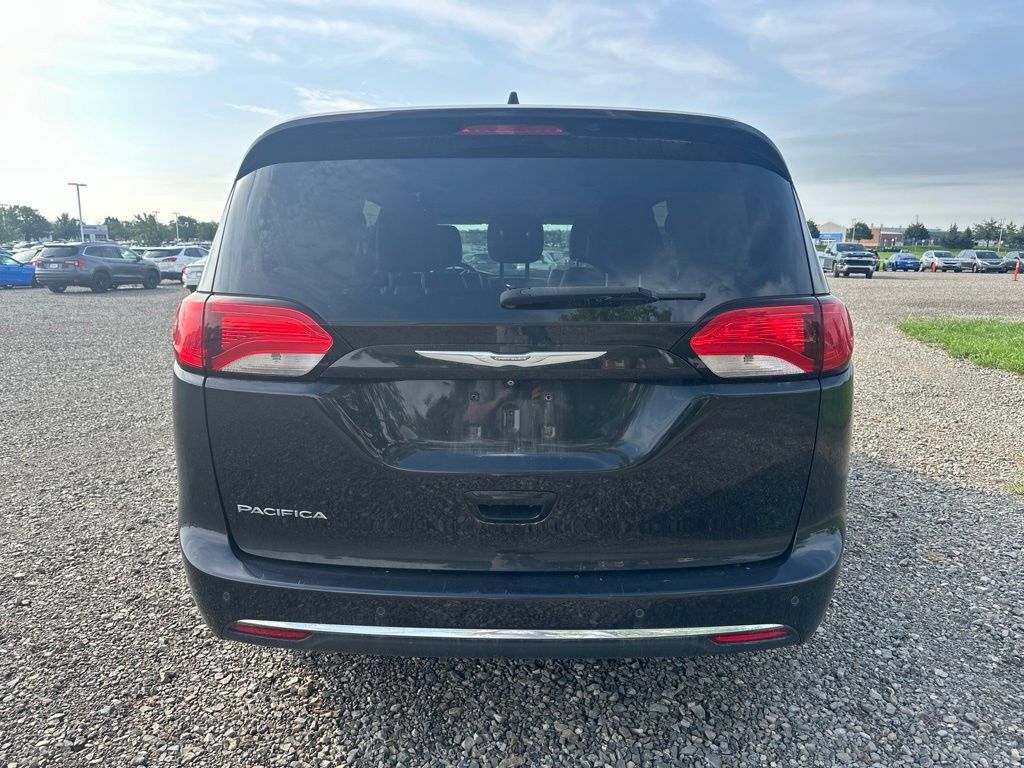Used 2017 Chrysler Pacifica Touring-L Plus w/ Advanced Safetytec Group FWD image 7