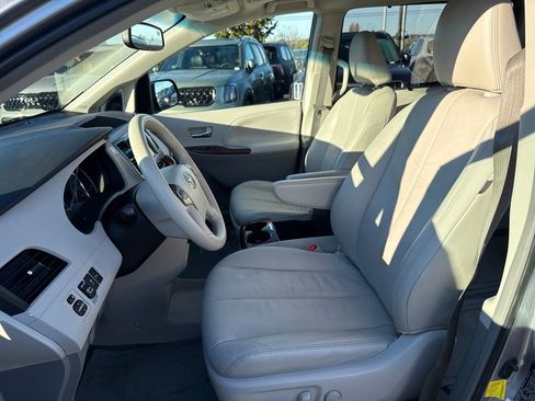 Used 2012 Toyota Sienna XLE image 15