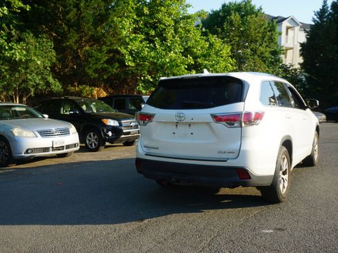 Used 2015 Toyota Highlander XLE AWD/4WD image 4