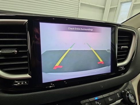 Used 2023 Chrysler Pacifica Touring-L FWD image 19