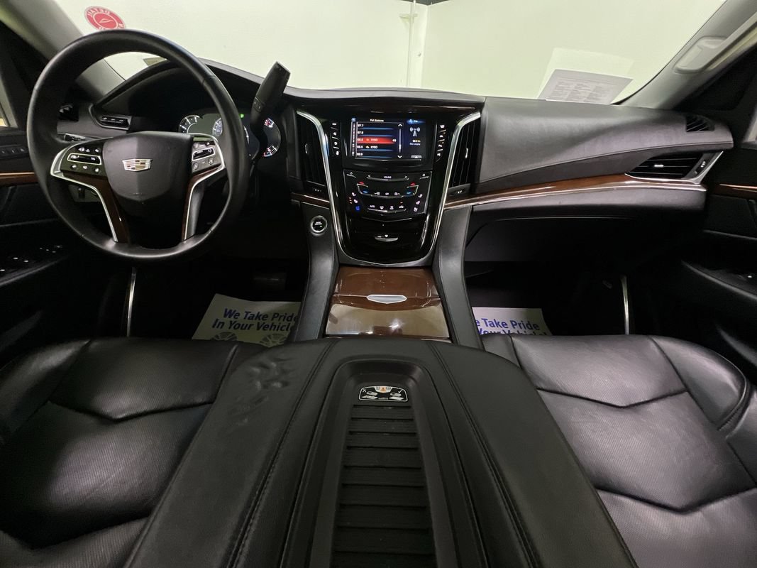 Used 2018 Cadillac Escalade Luxury AWD/4WD image 17