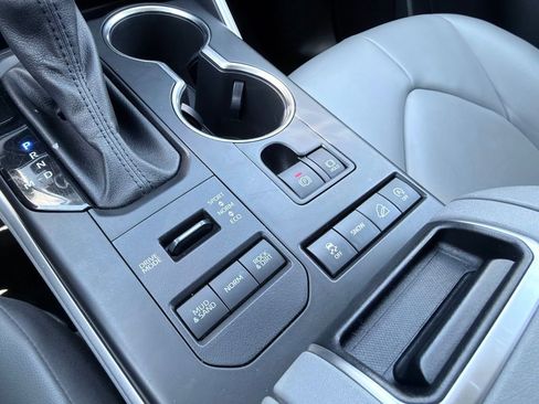 Used 2022 Toyota Highlander XLE image 12