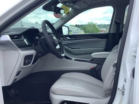 Certified 2023 Jeep Grand Cherokee Overland w/ Luxury Tech Group IV AWD/4WD image 16