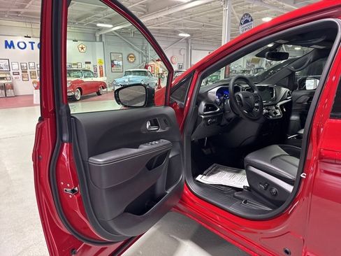 New 2026 Chrysler Pacifica Select image 11