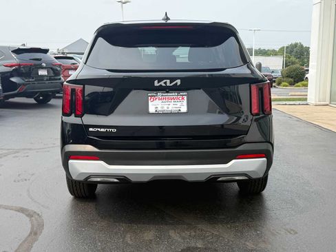 Used 2025 Kia Sorento LX FWD image 5