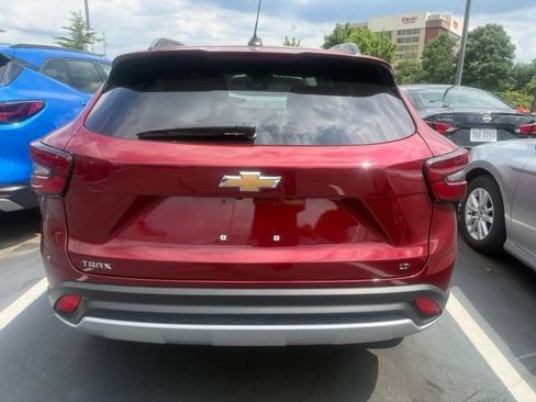 Used 2025 Chevrolet Trax LT w/ LT Convenience Package FWD image 4