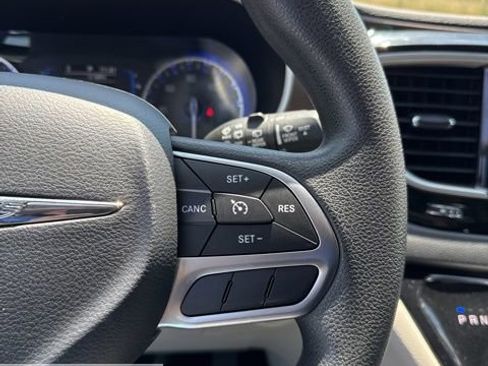 Used 2017 Chrysler Pacifica Touring w/ Tire & Wheel Group image 33