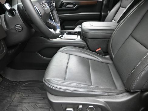 Used 2025 GMC Yukon Denali w/ LPO, Floor Liner Package image 15