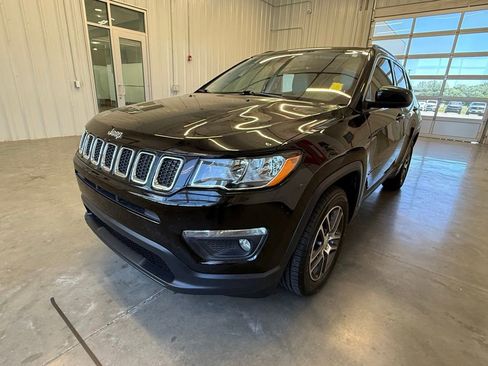 Used 2018 Jeep Compass Latitude w/ Popular Equipment Group FWD image 16