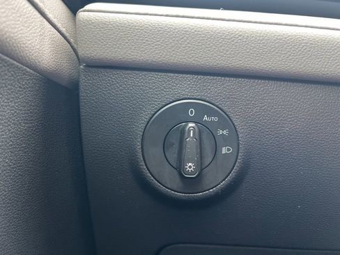 Used 2024 Volkswagen Taos SE image 16