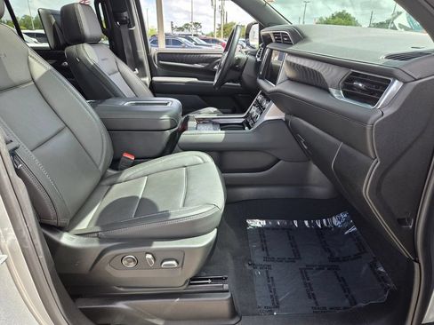 Used 2024 GMC Yukon Denali w/ Advanced Technology Package AWD/4WD image 17