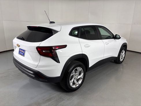 Used 2024 Chevrolet Trax LS w/ LS Convenience Package FWD image 8