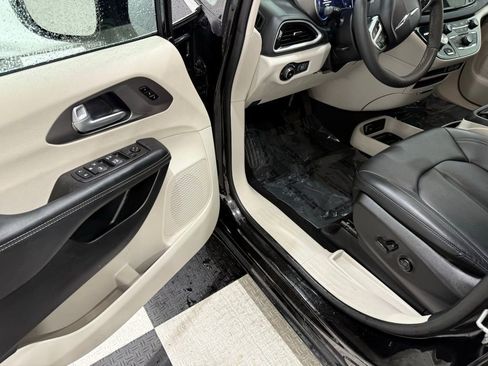Used 2024 Chrysler Pacifica Touring-L image 31