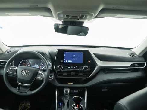 Used 2024 Toyota Highlander XLE image 16