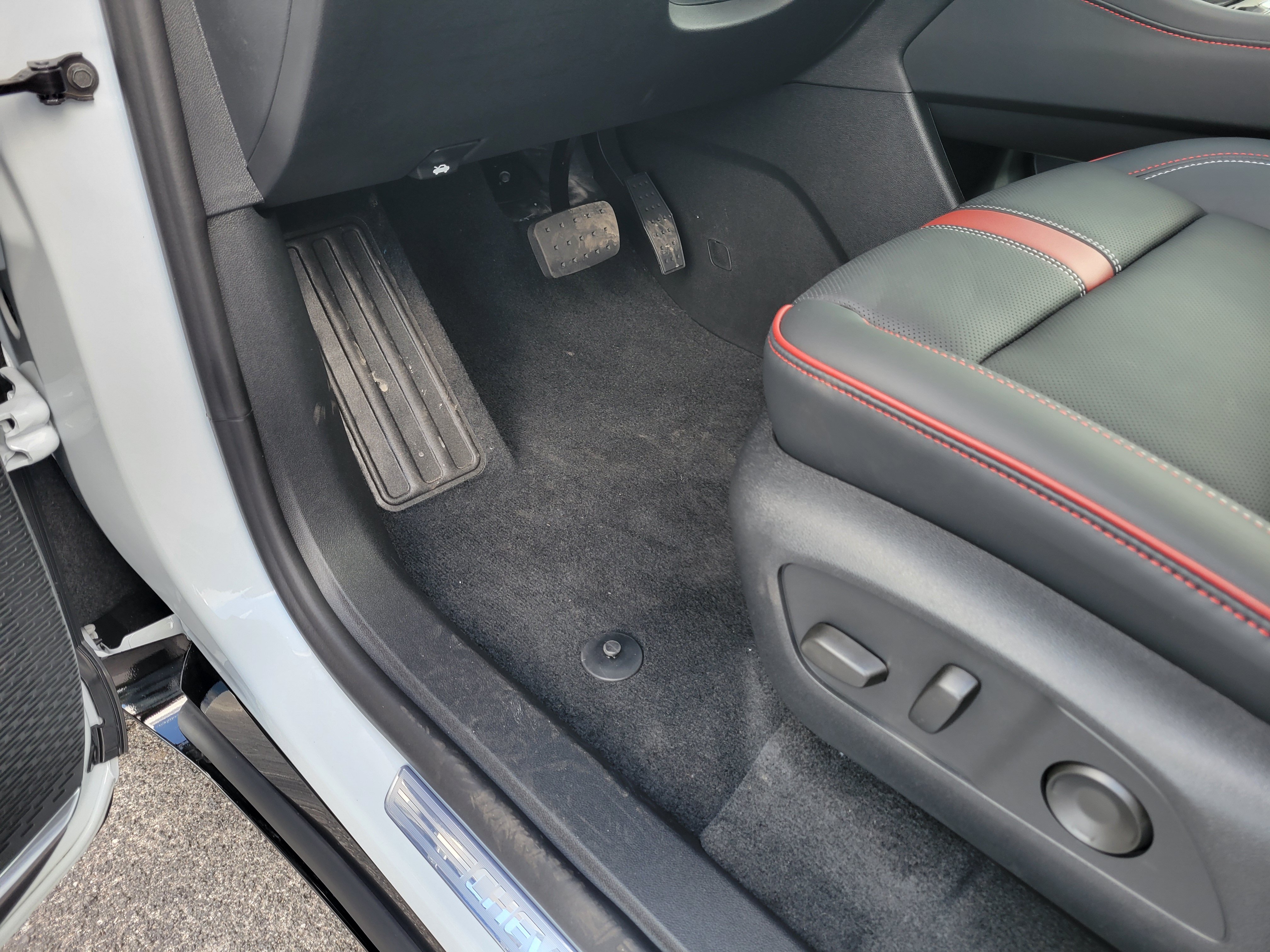 New 2027 Chevrolet Traverse RS w/ LPO, Floor Liner Package FWD image 28
