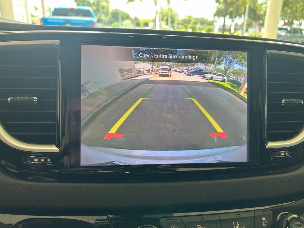 Used 2024 Chrysler Pacifica Touring-L FWD image 10