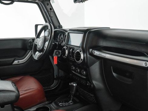 Used 2013 Jeep Wrangler Unlimited Rubicon image 22