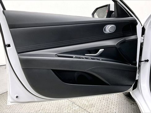 Used 2024 Hyundai Elantra SEL image 17