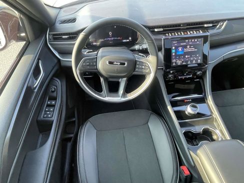 Used 2025 Jeep Grand Cherokee Altitude image 18