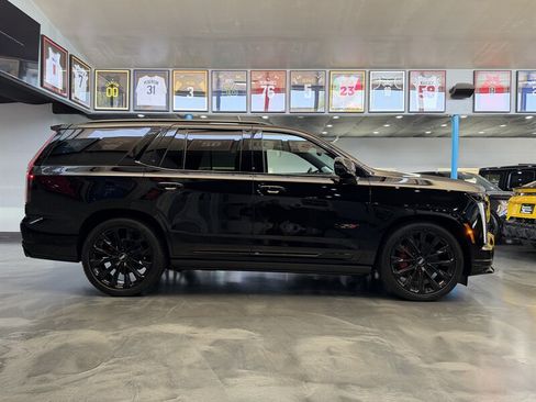 Used 2026 Cadillac Escalade V w/ LPO, ONYX Package AWD/4WD image 4