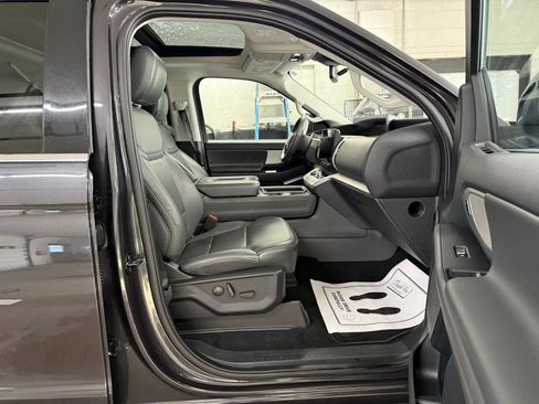 Used 2025 Ford Expedition Active AWD/4WD image 31