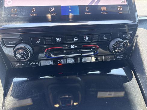 Used 2025 Jeep Grand Cherokee Overland w/ Luxury Tech Group IV AWD/4WD image 24