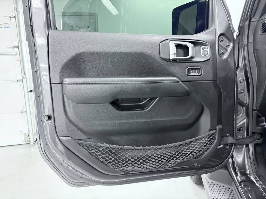 Used 2022 Jeep Wrangler Unlimited Sahara AWD/4WD image 15