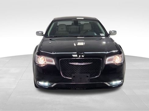 Used 2018 Chrysler 300 Limited image 17