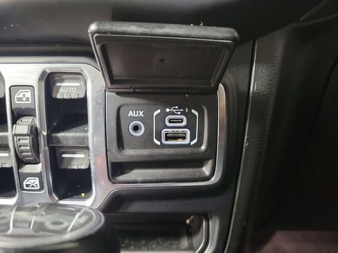 Used 2019 Jeep Wrangler Unlimited Sahara AWD/4WD image 22