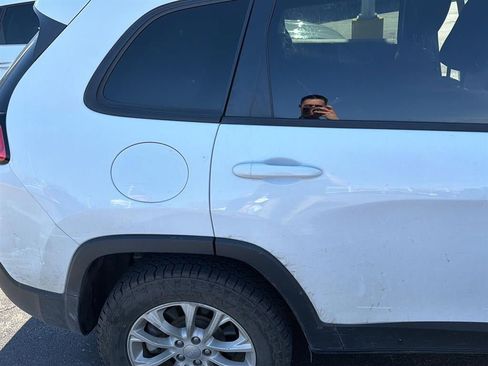 Used 2020 Jeep Cherokee Latitude w/ Cold Weather Group image 10